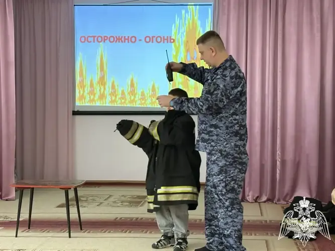 РОСГВАРДИЯ ПРОВЕЛА УРОК БЕЗОПАСНОСТИ С ДОШКОЛЬНИКАМИ И ВОСПИТАТЕЛЯМИ В ВОРОНЕЖЕ