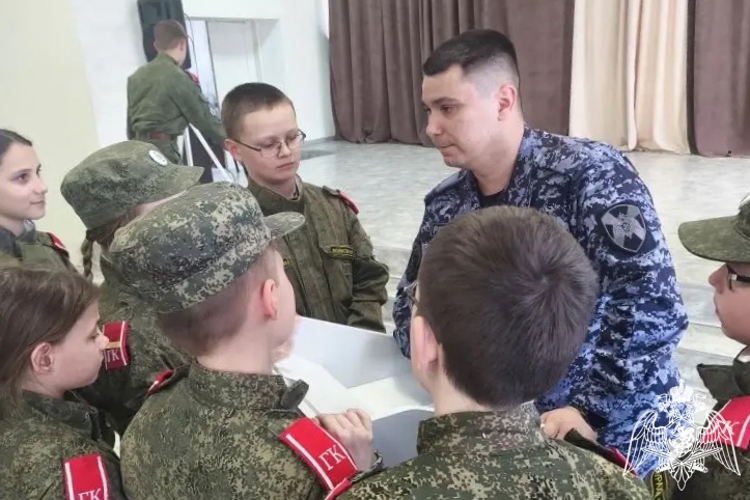 Сотрудник вневедомственной охраны провёл занятие по профилактике мошенничества в кадетском корпусе