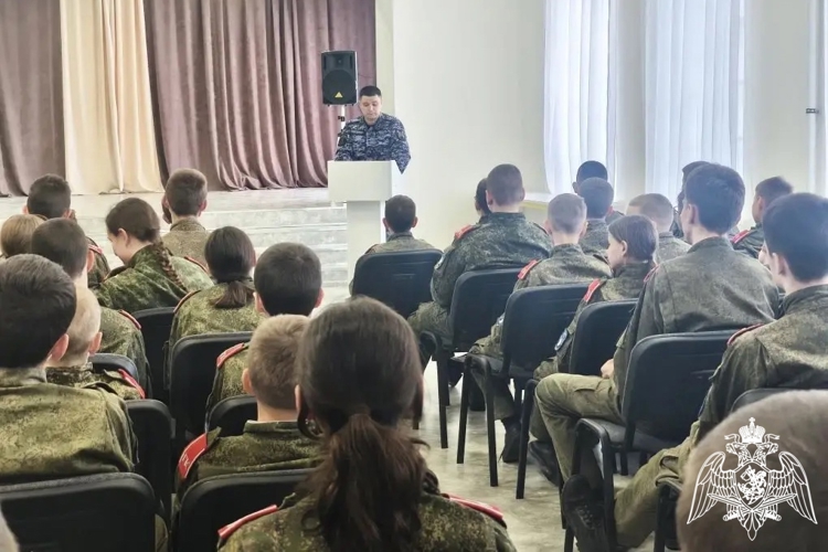Сотрудник вневедомственной охраны провёл занятие по профилактике мошенничества в кадетском корпусе