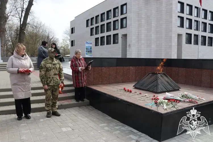 Представители Росгвардии раздали воронежцам георгиевские ленты