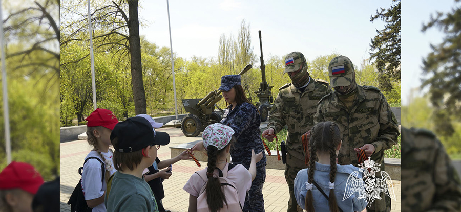 Сотни георгиевских ленточек росгвардейцы вручили жителям Воронежа в преддверии Дня Великой Победы