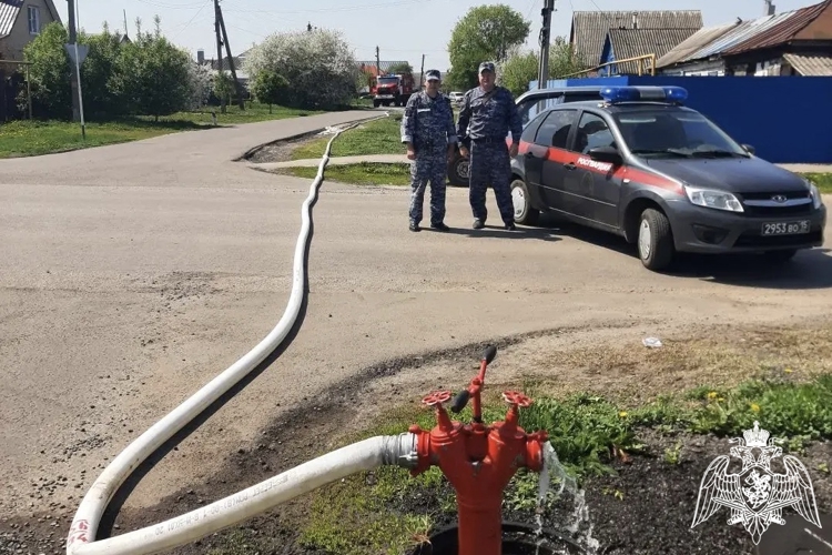 СОТРУДНИКИ РОСГВАРДИИ ОКАЗАЛИ СОДЕЙСТВИЕ ПОЖАРНЫМ ПРИ ТУШЕНИИ ПОЖАРА В ВОРОНЕЖСКОЙ ОБЛАСТИ