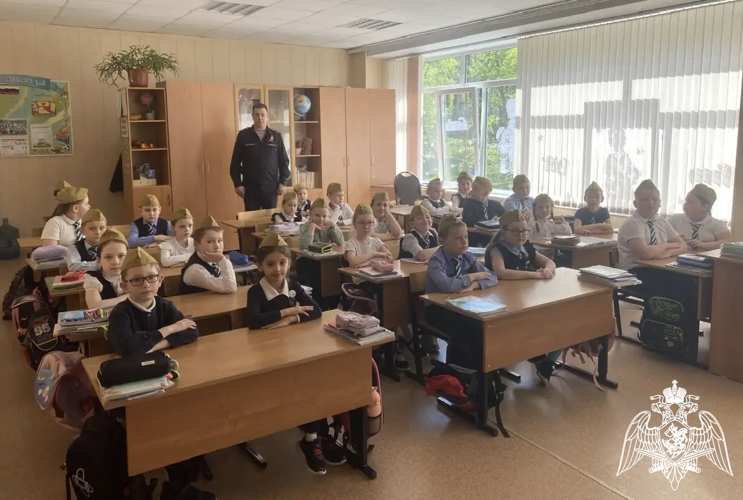 Патриотический урок памяти, посвященный истории Великой Отечественной войны,  провел офицер Росгвардии в Воронеже