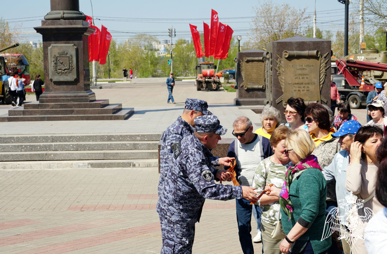 Сотни георгиевских ленточек росгвардейцы вручили жителям Воронежа в преддверии Дня Великой Победы
