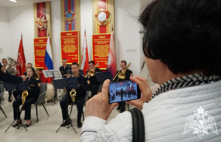 В Воронеже военный оркестр Росгвардии подарил концерт жителям города и области в честь Дня Победы
