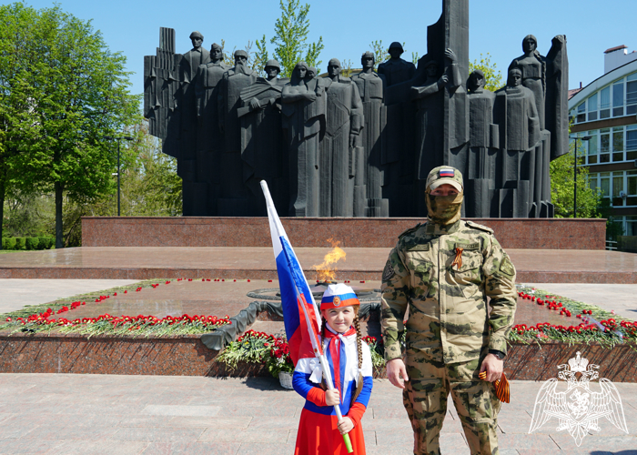 Под аккомпанемент военного оркестра представители Росгвардии вручали воронежцам георгиевские ленты