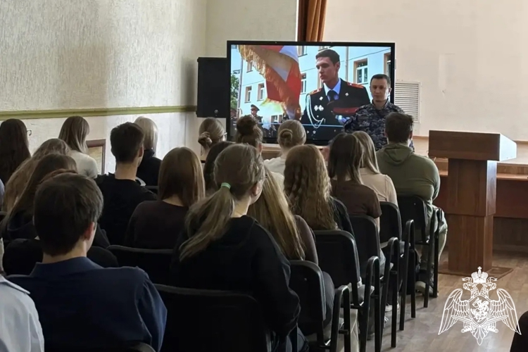 Сотрудник вневедомственной охраны Росгвардии провёл урок мужества в школе Воронежской области в преддверии Дня Победы