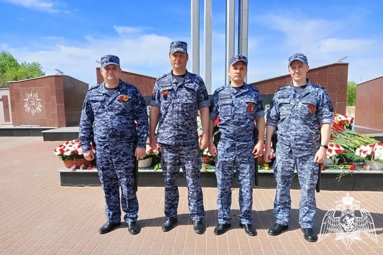 Сотрудники вневедомственной охраны Росгвардии приняли участие в праздновании Дня Победы в Нововоронеже Воронежской области 
