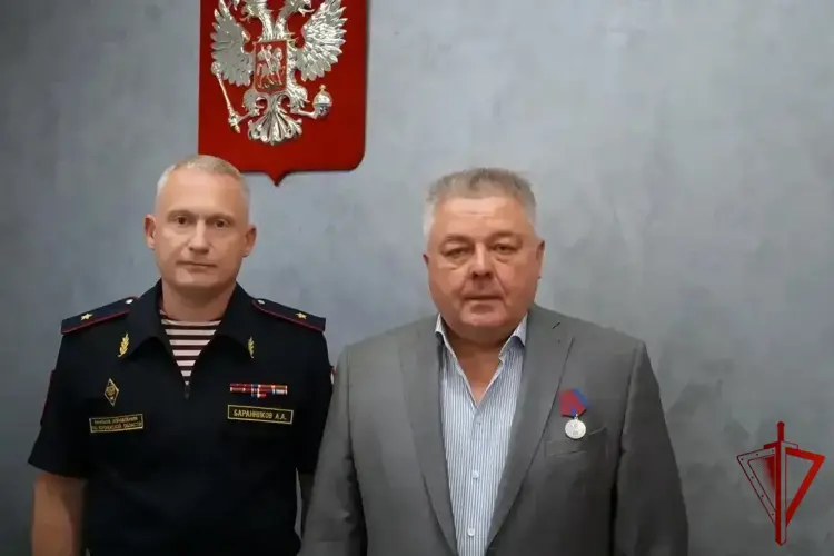 Генерал-майор полиции Алексей Баранников вручил ветерану правопорядка награду в честь юбилея ведомства