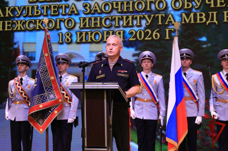 Генерал-майор полиции Алексей Баранников поздравил слушателей факультета заочного обучения Воронежского института МВД России с выпуском