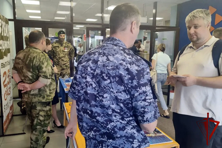 Сотрудники и военнослужащие Росгвардии в Воронеже приняли участие в федеральном этапе Всероссийской ярмарки трудоустройства