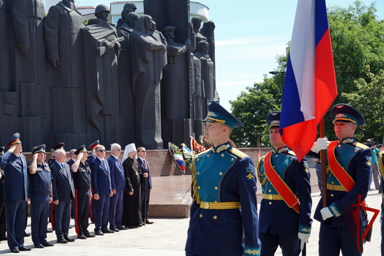 В Воронеже начальник Управления Росгвардии в День памяти и скорби почтил память павших воинов 