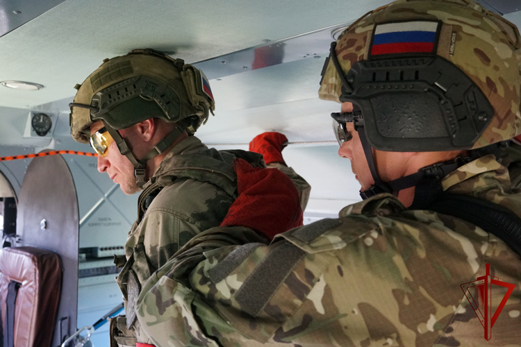 Учебный сбор по беспарашютному десантированию спецподразделений Росгвардии Центрального округа проходит в Воронежской области
