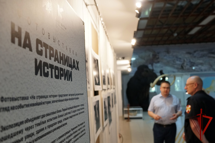 Делегация Управления Росгвардии по Воронежской области посетила фотовыставку росгвардейца из ЛНР