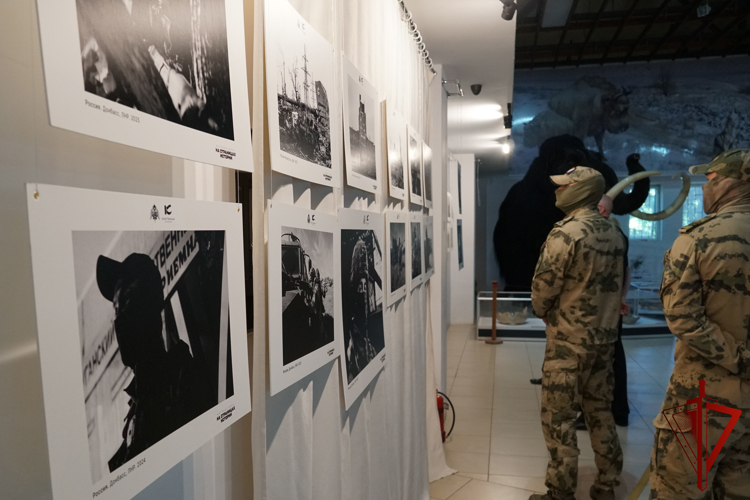 Делегация Управления Росгвардии по Воронежской области посетила фотовыставку росгвардейца из ЛНР