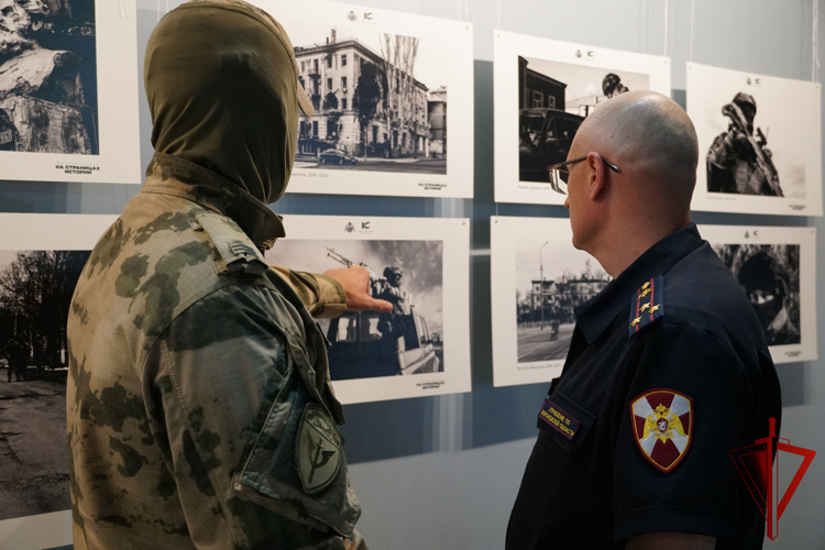 Делегация Управления Росгвардии по Воронежской области посетила фотовыставку росгвардейца из ЛНР