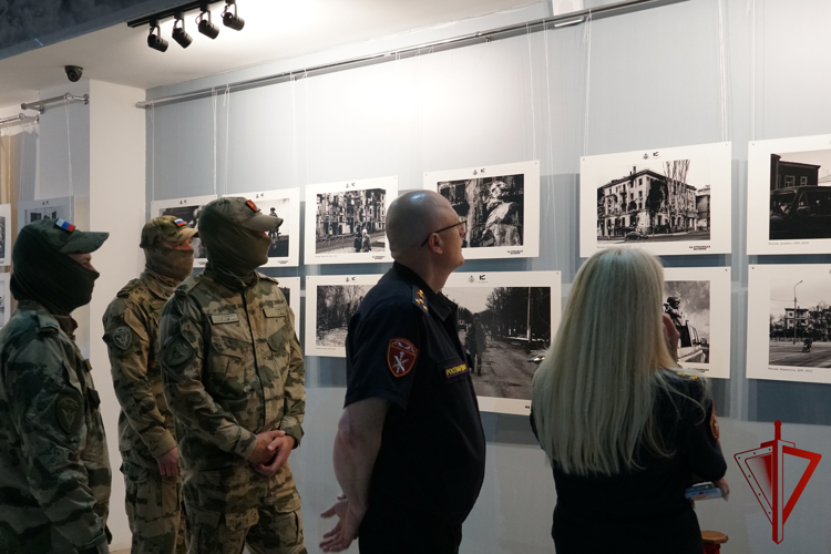 Делегация Управления Росгвардии по Воронежской области посетила фотовыставку росгвардейца из ЛНР