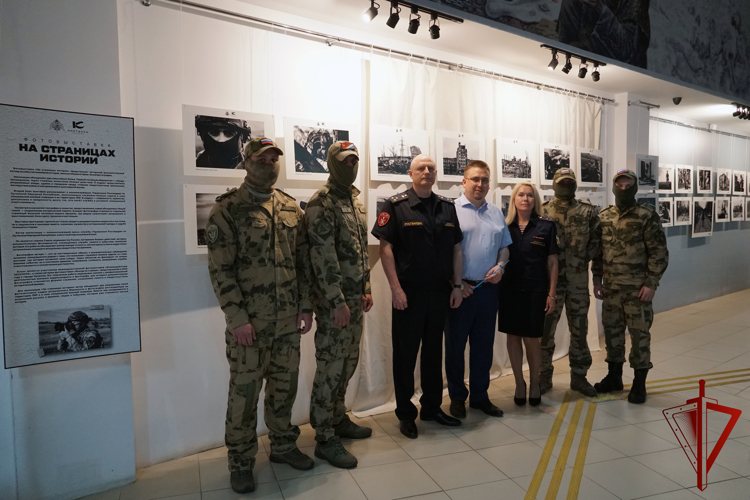 Делегация Управления Росгвардии по Воронежской области посетила фотовыставку росгвардейца из ЛНР