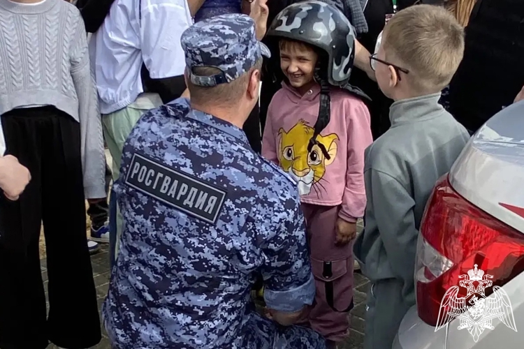В день защиты детей сотрудники Росгвардии Воронежской области запустили акцию «Каникулы с Росгвардией»