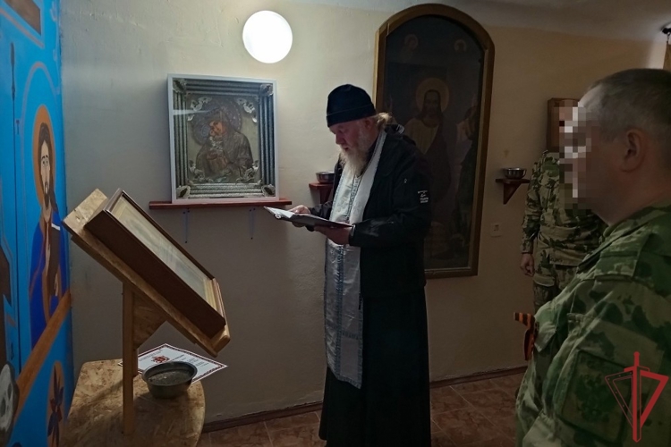 ПРАВОСЛАВНЫЙ СВЯЩЕННОСЛУЖИТЕЛЬ ПОСЕТИЛ РОСГВАРДЕЙЦЕВ В ЗОНЕ СВО
