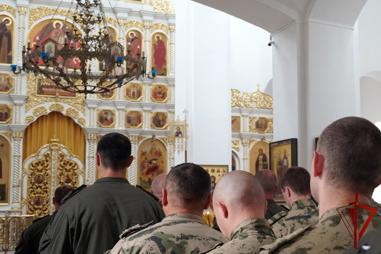 В Воронеже росгвардейцы приняли участие в богослужении в честь небесного покровителя князя Владимира и празднования Дня Крещения Руси 