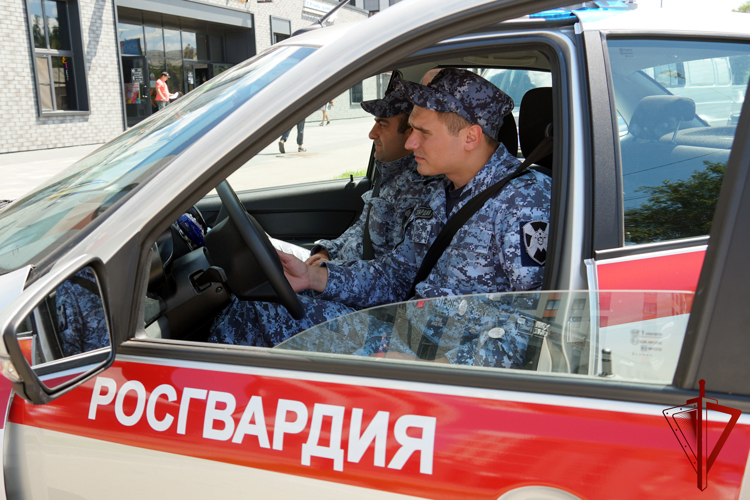 В Воронеже сотрудники вневедомственной охраны Росгвардии задержали местную жительницу, которая напала на мужчину с ножом