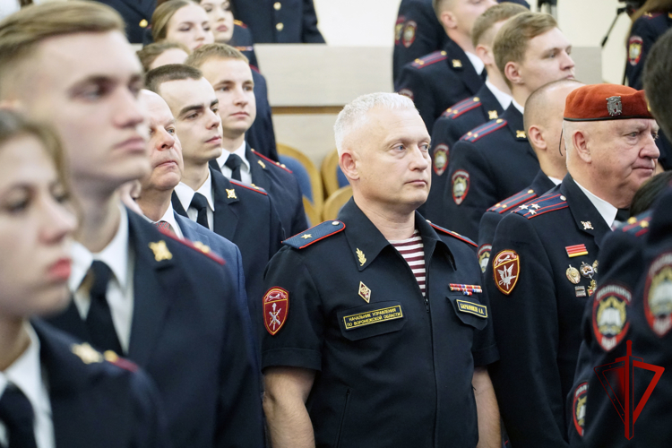 Начальник Управления Росгвардии по Воронежской области генерал-майор полиции Алексей Баранников поздравил выпускников Воронежского института МВД России с окончанием вуза