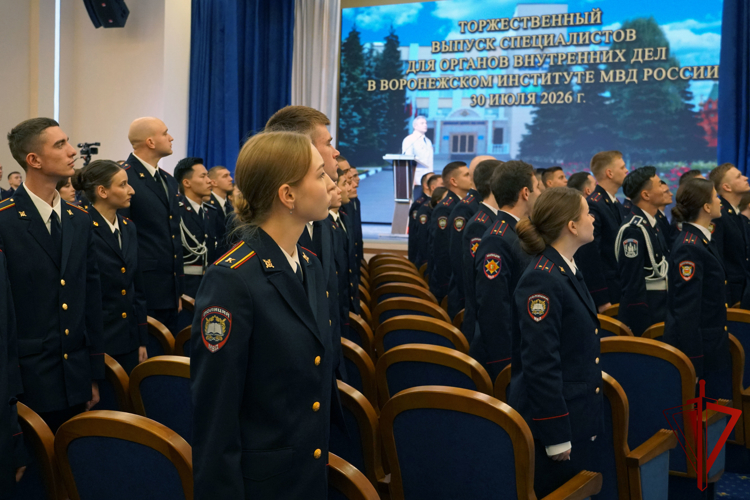 Начальник Управления Росгвардии по Воронежской области генерал-майор полиции Алексей Баранников поздравил выпускников Воронежского института МВД России с окончанием вуза