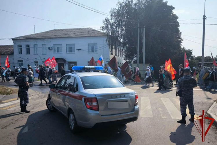 Безопасность крестного хода в Воронежской области обеспечили сотрудники вневедомственной охраны Росгвардии
