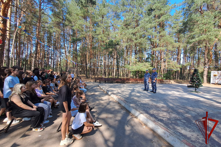 В Воронежской области сотрудники вневедомственной охраны провели ведомственную акцию «Каникулы с Росгвардией» в детском лагере