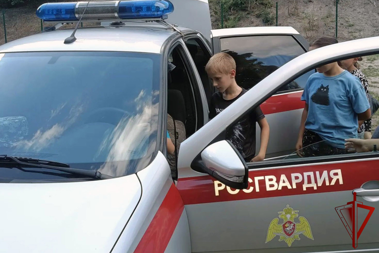 Экипировку вневедомственной охраны Росгвардии опробовали школьники Воронежской области в  рамках ведомственной акции «Каникулы с Росгвардией»