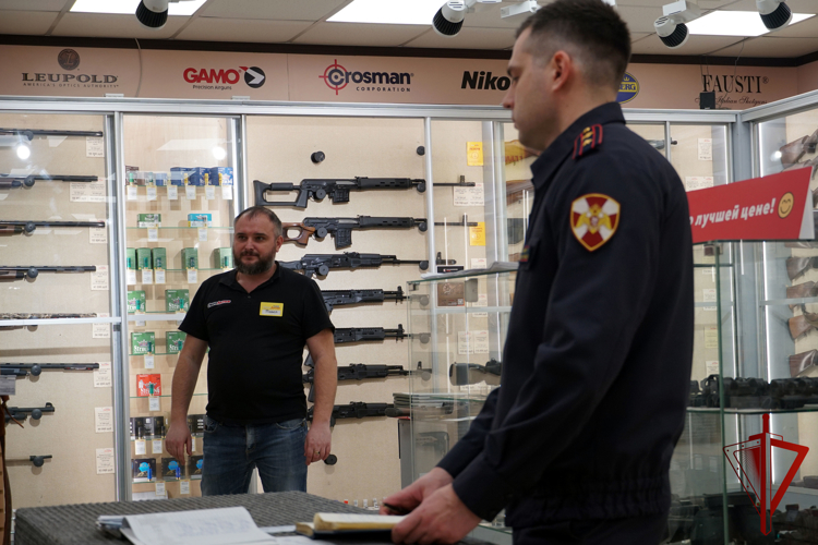 ОФИЦЕРЫ РОСГВАРДИИ В ВОРОНЕЖСКОЙ ОБЛАСТИ ЗА ПРОШЕДШУЮ НЕДЕЛЮ ПРОВЕРИЛИ СВЫШЕ 125 ВЛАДЕЛЬЦЕВ ГРАЖДАНСКОГО ОРУЖИЯ