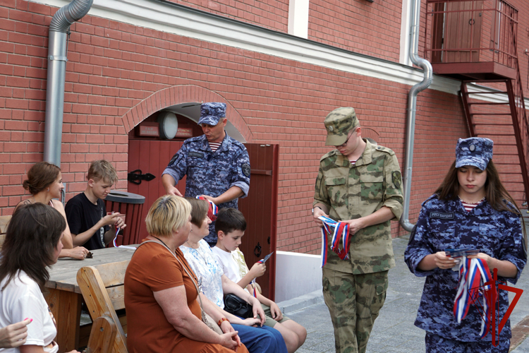 Патриотическую акцию «Российский триколор» поддержали росгвардейцы в Воронеже