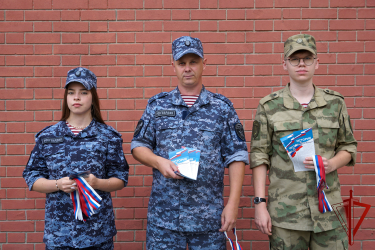Патриотическую акцию «Российский триколор» поддержали росгвардейцы в Воронеже