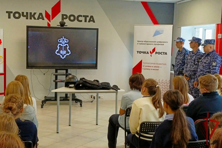 Сотрудники вневедомственной охраны Росгвардии провели урок мужества для учащихся школы в Эртильском районе Воронежской области