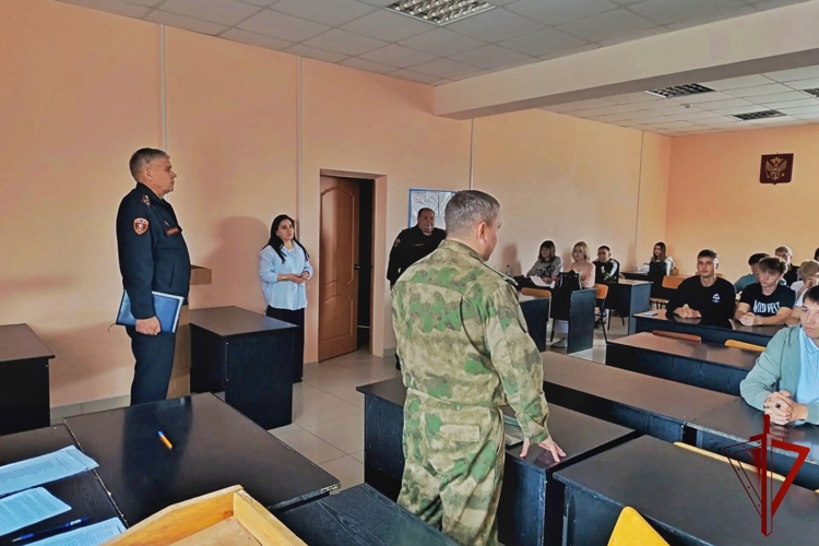Офицеры Росгвардии проводят цикл профориентационных и патриотических мероприятий в Воронежской области
