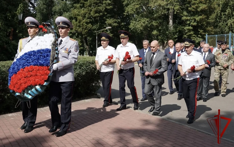 В Воронеже росгвардейцы приняли участие в открытии турнира по миди-футболу, посвященному Дню солидарности в борьбе с терроризмом