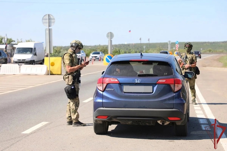 РОСГВАРДЕЙЦЫ ЗА МЕСЯЦ ЗАДЕРЖАЛИ НА БЛОКПОСТАХ В ЛНР 38 ЧЕЛОВЕК ПО ПОДОЗРЕНИЮ В СОВЕРШЕНИИ ПРЕСТУПЛЕНИЙ