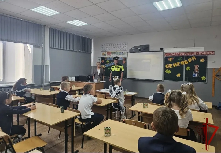 Воронежские школьники повторили правила дорожной безопасности вместе с офицерами Росгвардии