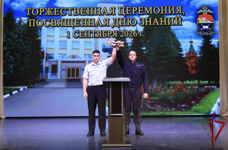 Начальник Управления Росгвардии в Воронеже поздравил выпускников института МВД с Днем знаний 