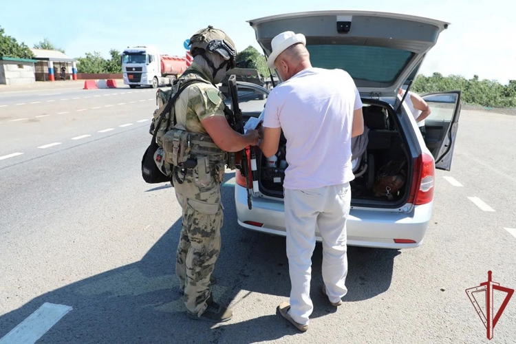 РОСГВАРДЕЙЦЫ ЗА МЕСЯЦ ЗАДЕРЖАЛИ НА БЛОКПОСТАХ В ЛНР 38 ЧЕЛОВЕК ПО ПОДОЗРЕНИЮ В СОВЕРШЕНИИ ПРЕСТУПЛЕНИЙ