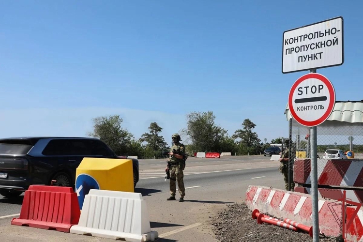 РОСГВАРДЕЙЦЫ ЗА МЕСЯЦ ЗАДЕРЖАЛИ НА БЛОКПОСТАХ В ЛНР 38 ЧЕЛОВЕК ПО ПОДОЗРЕНИЮ В СОВЕРШЕНИИ ПРЕСТУПЛЕНИЙ