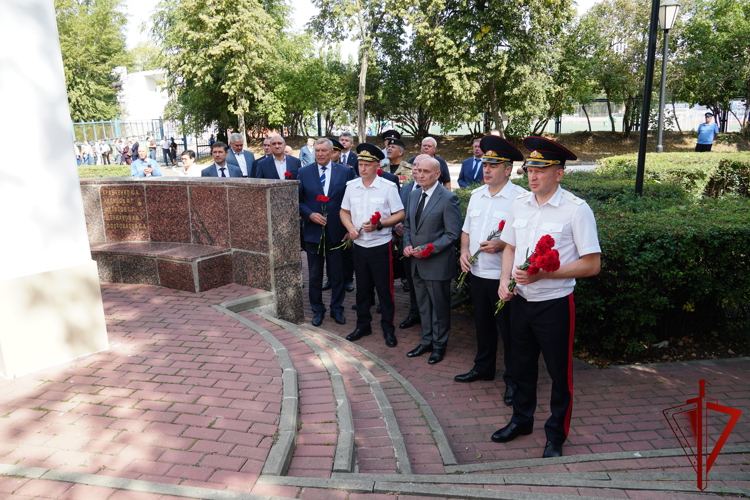 В Воронеже росгвардейцы приняли участие в открытии турнира по миди-футболу, посвященному Дню солидарности в борьбе с терроризмом