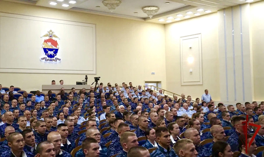 Начальник Управления Росгвардии в Воронеже поздравил выпускников института МВД с Днем знаний 