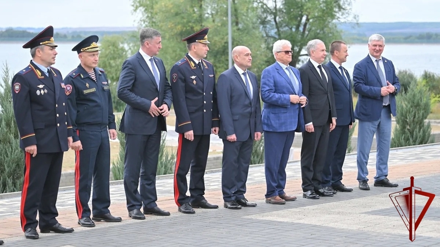 Начальник территориального Управления Росгвардии генерал-майор полиции Алексей Баранников принял участие в открытии памятного камня, посвященному строительству нового энергоблока Нововоронежской АЭС