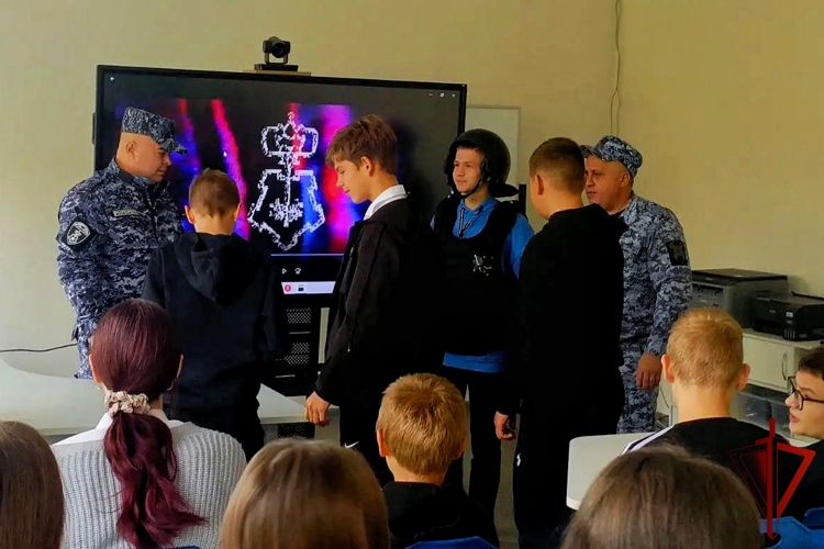 В Воронежской области сотрудники отдела вневедомственной охраны провели урок безопасности для школьников