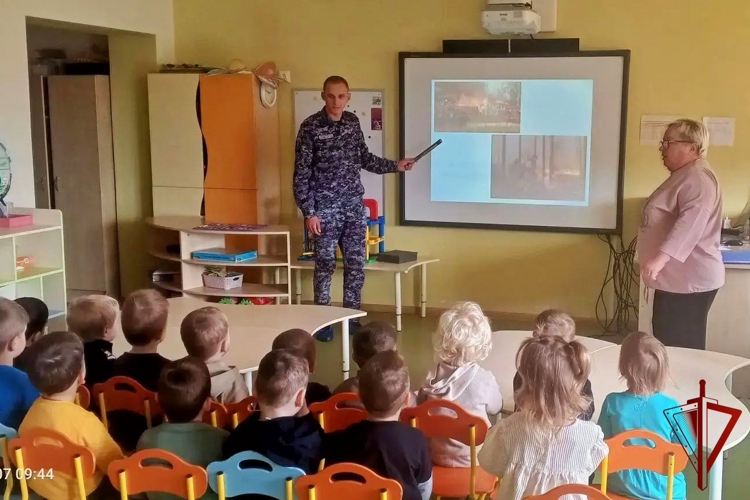 В Воронежской области сотрудник вневедомственной охраны Росгвардии провел урок безопасности для воспитанников детского сада 