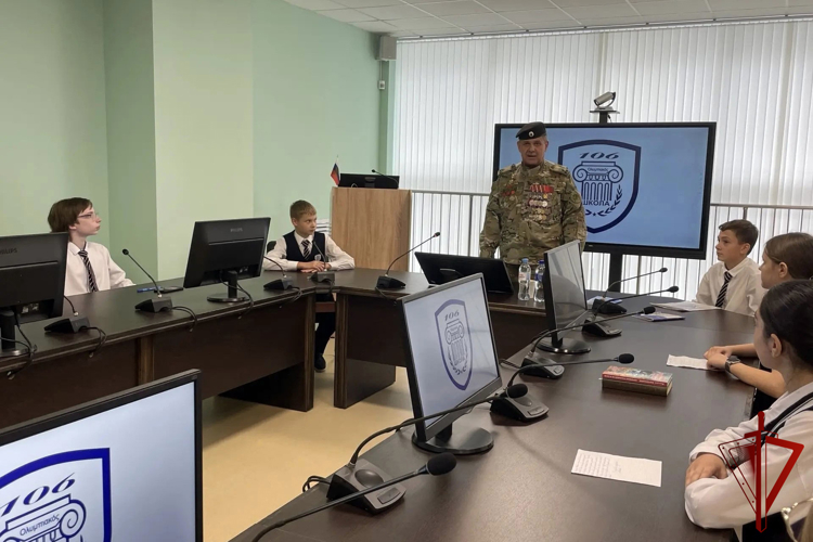 Ветеран Росгвардии Александр Воронцов стал гостем патриотического урока в Воронеже