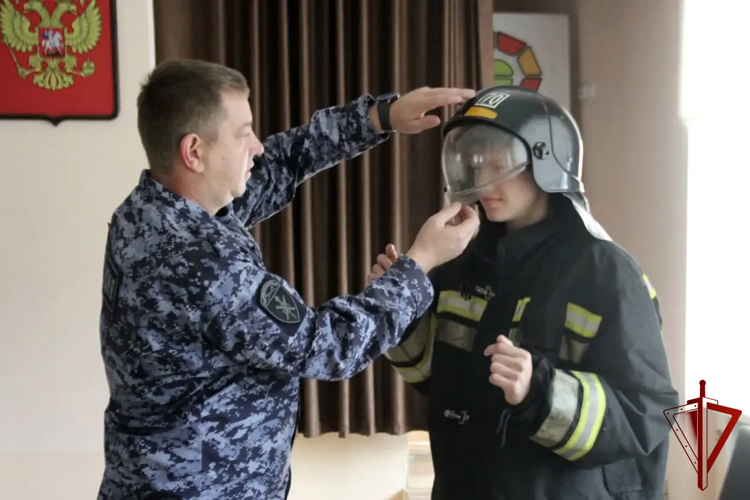 Безопасность начинается со знаний: росгвардейцы встретились с учащимися Воронежской области