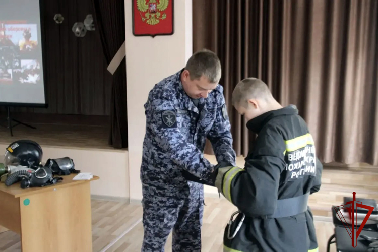 Безопасность начинается со знаний: росгвардейцы встретились с учащимися Воронежской области